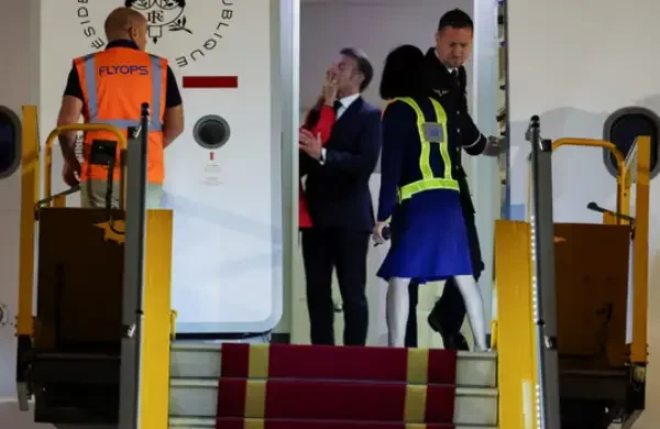 Brigitte Macron pousse Emmanuel Macron à Hanoi : pourquoi cet incident est-il passé inaperçu en France ?