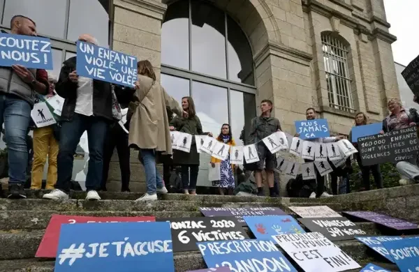 En France, les survivants d’abus sexuels pédiatriques réclament des changements urgents