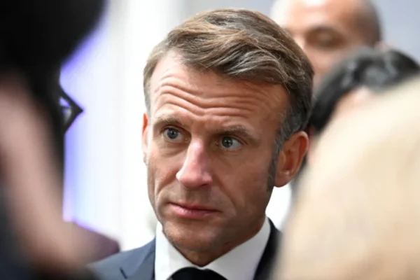 Emmanuel Macron face à une crise politique sans précédent : que réserve l’avenir pour la France ?