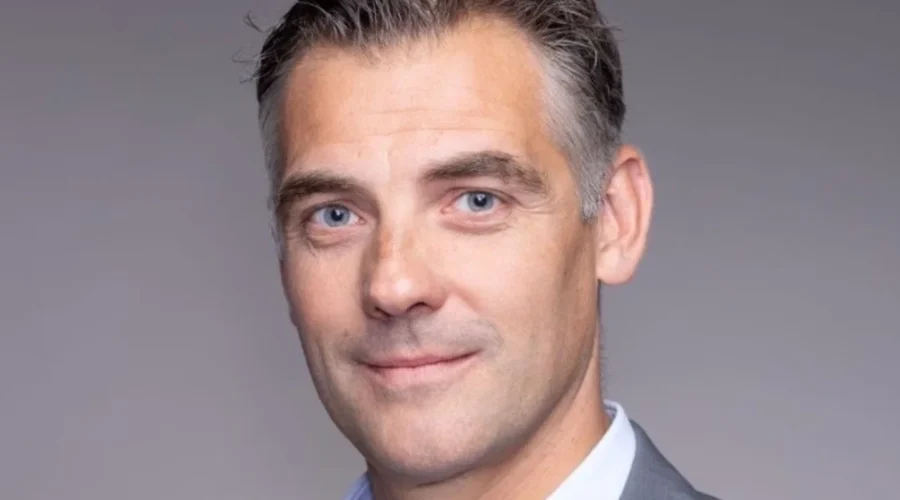 Who Leads Procurement at Five Leading French Companies