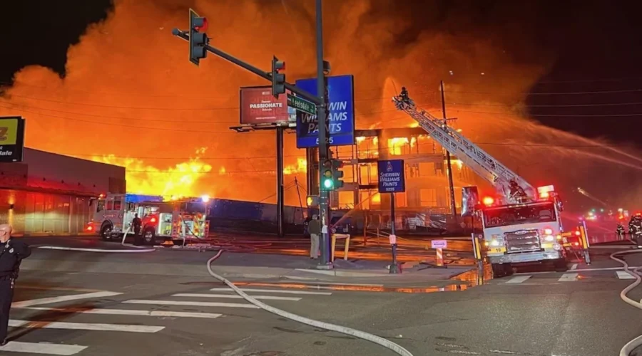 Incendie majeur ravage immeuble en construction à Denver près de Glendale provoquant coupures de courant