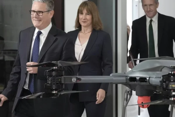 La Grande-Bretagne dévoile un plan de défense axé sur les drones et le budget