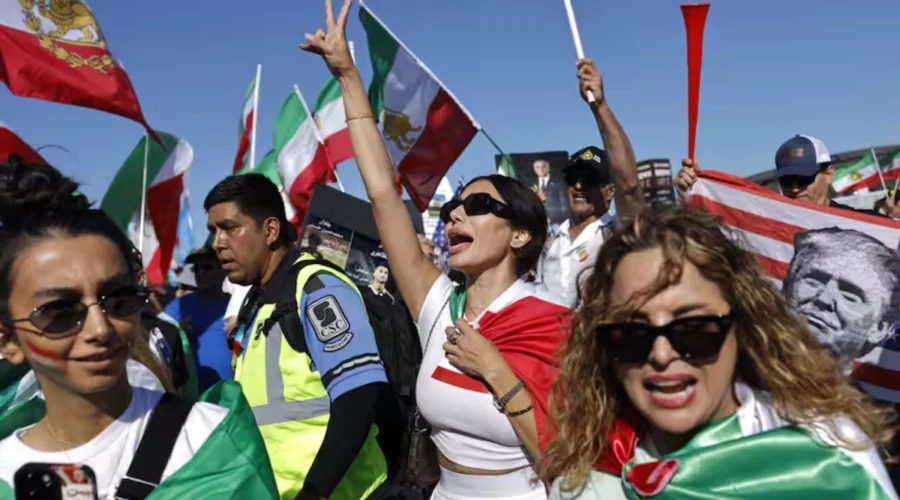 Les protestations en Iran au Mondial de football alimentent les tensions après un nul