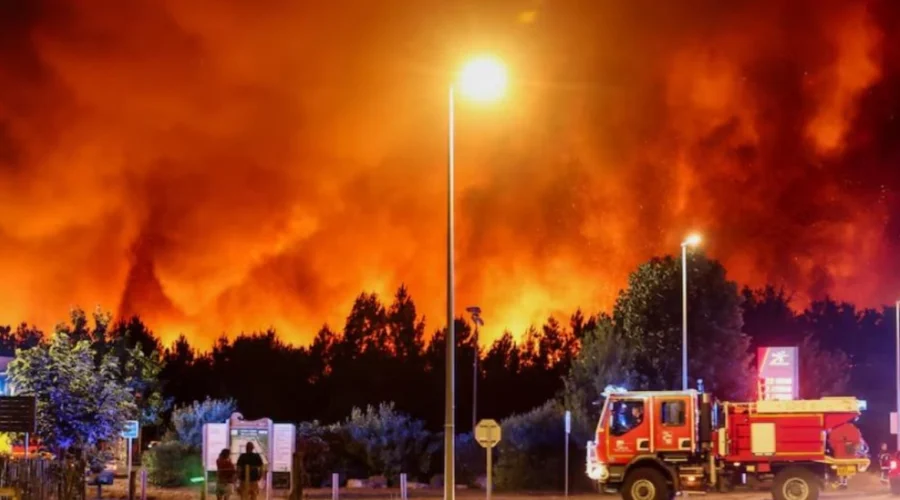 10 000 personnes évacuées alors qu’un incendie ravage le sud de la France