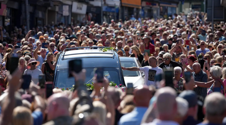 Les fans de Bonnie Tyler bordent les rues galloises alors que son cercueil regagne sa ville natale